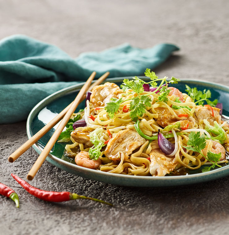 Gebratenen Eiernudel mit Huehnerfleisch