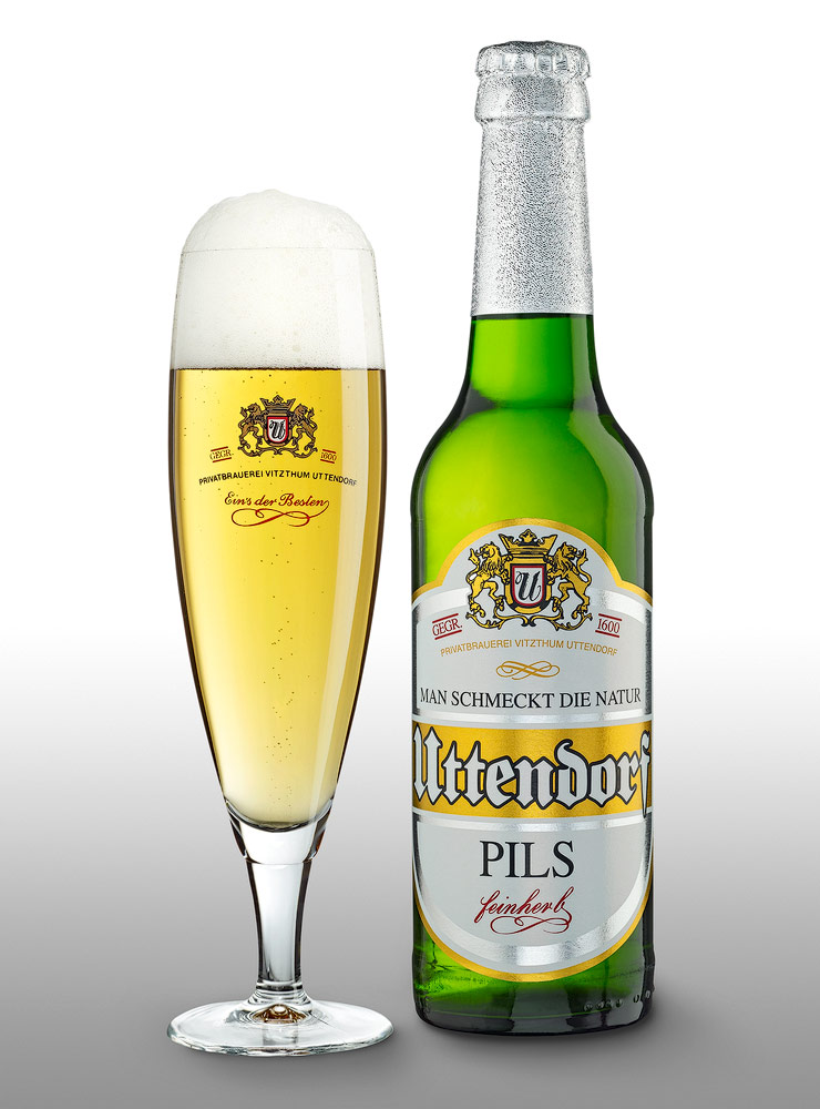 Bierflasche mit einem Glas Bier