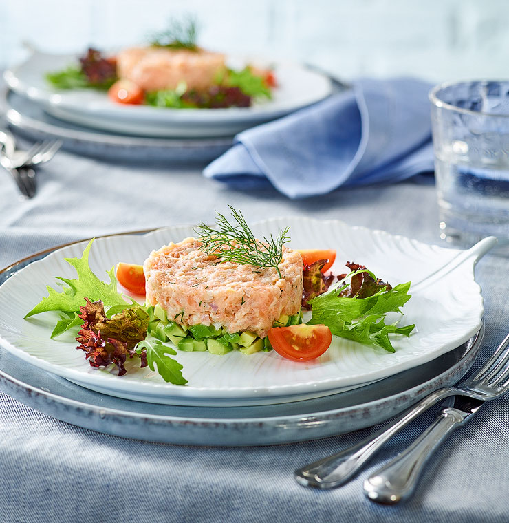 Lachstatar mit Avocados und Blattsalaten