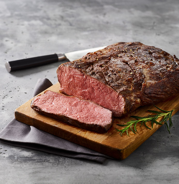 Medium gebratenes Roastbeef auf Holzbrett