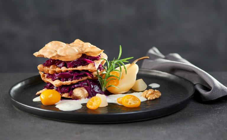 Strudelteigblaetter mit Rotkraut Stefan Hobel Foodfotografie in Wien