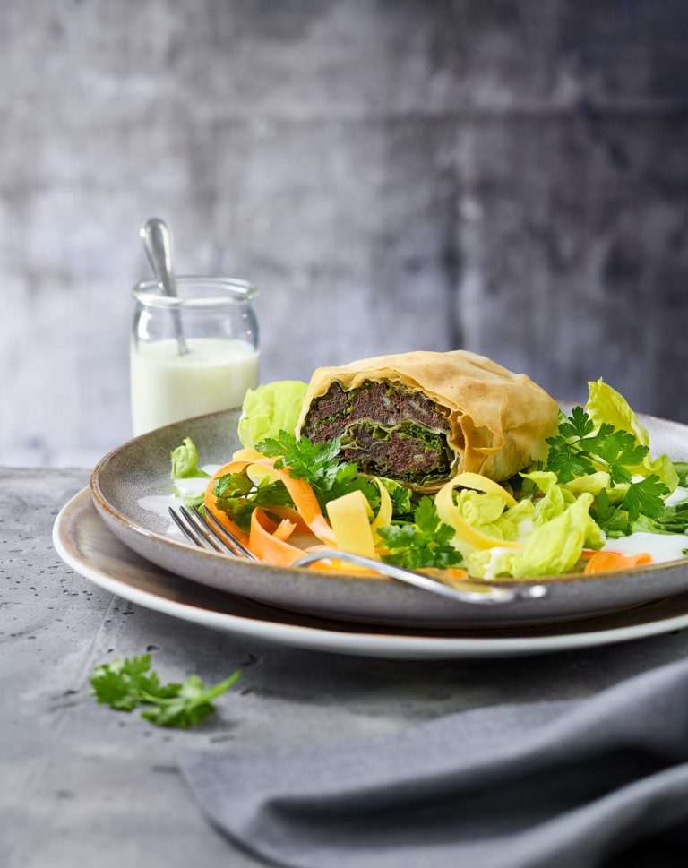 Milzstrudel auf Blattsalaten Stefan Hobel Lebensmittelfotografie in Wien