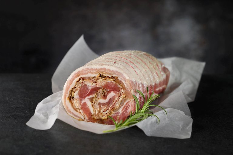 Rollbraten mit Pilzen auf Backpapier Stefan Hobel Produktfotogafie in Wien