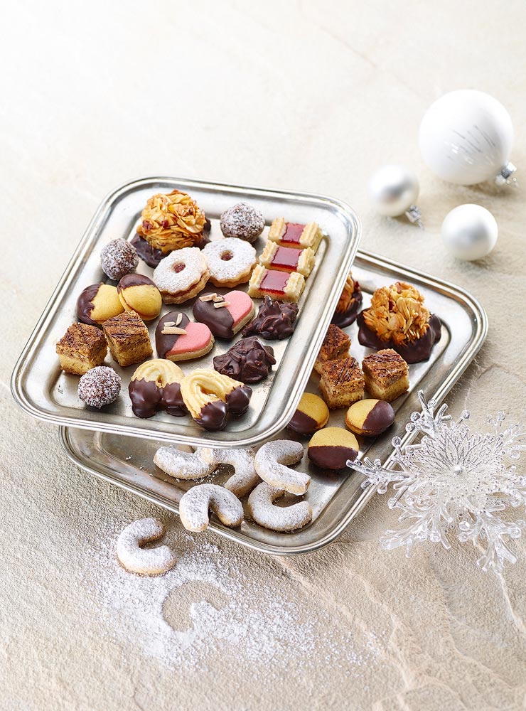 Weihnachtskekse auf Silberplatte