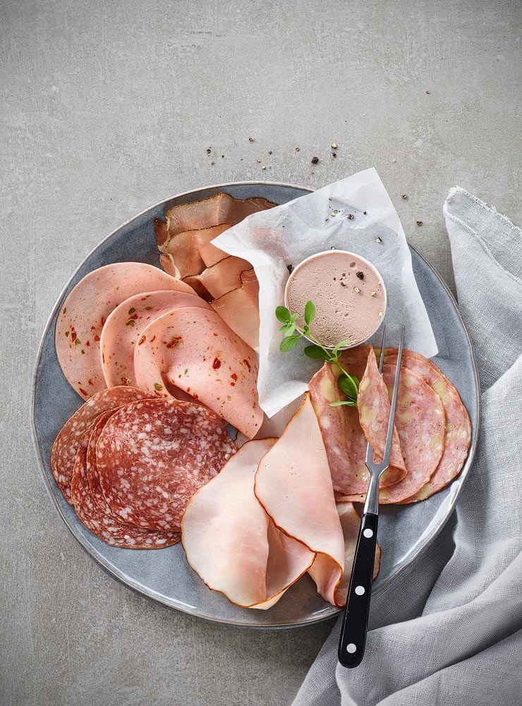 verschiedene Wurstsorten auf Teller