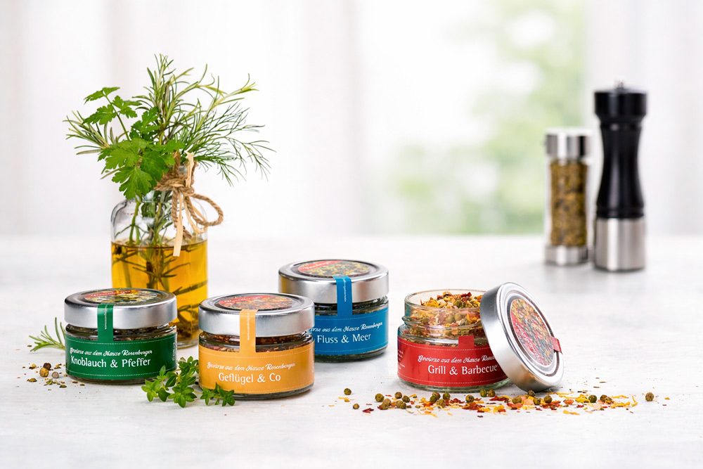 Gewürzmischungen auf hellem Untergrund